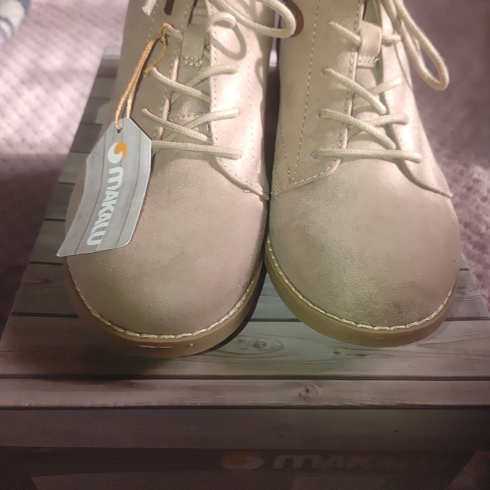 Woman Shoes - Picture 2 of 4